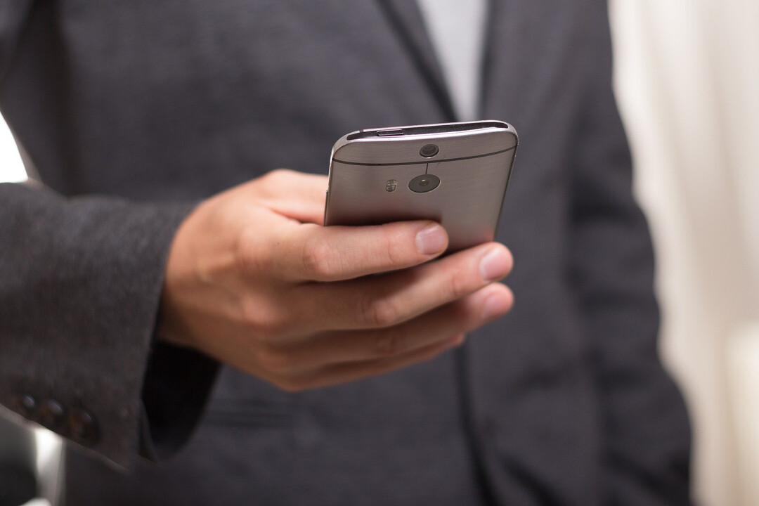 Hand mit Mobiltetefon